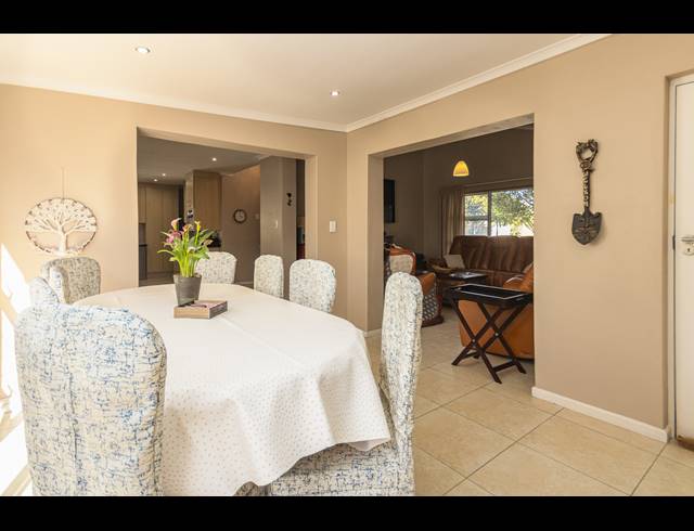 3 BEDROOM FREESTANDING FOR SALE IN MELKBOSSTRAND CENTRAL